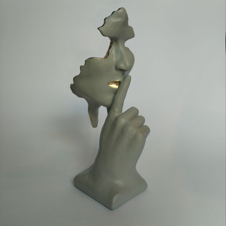 GRÅ-GULD SKULPTUR HEMLIGT